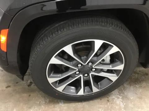 More photos of 2024 Jeep Grand Cherokee Overland at Gregg Young Abrams Chrysler Dodge Jeep Ram, WI