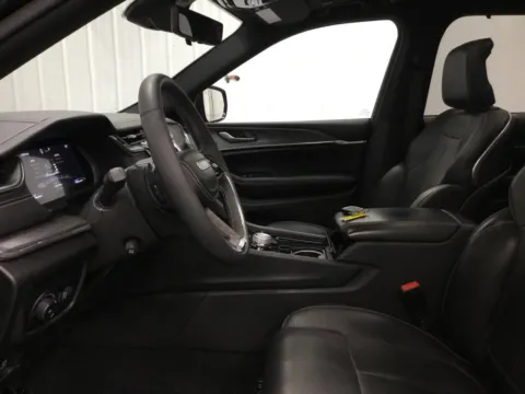 More photos of 2023 Jeep Grand Cherokee Overland at Gregg Young Abrams Chrysler Dodge Jeep Ram, WI