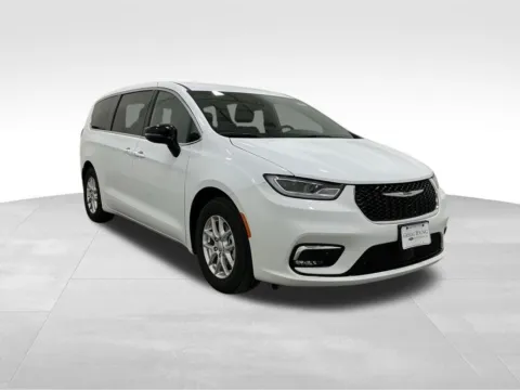 More photos of 2025 Chrysler Pacifica Select at Gregg Young Hortonville Ford, WI
