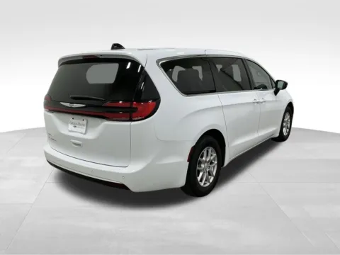 More photos of 2025 Chrysler Pacifica Select at Gregg Young Hortonville Ford, WI