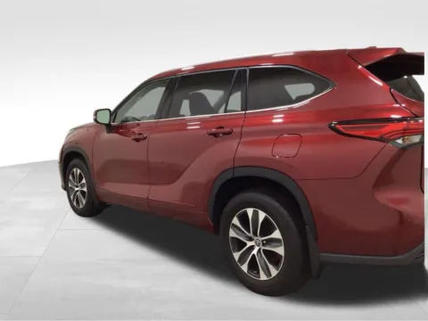 Another view of 2022 Toyota Highlander XLE for sale in Hortonville, WI at Gregg Young Hortonville Ford