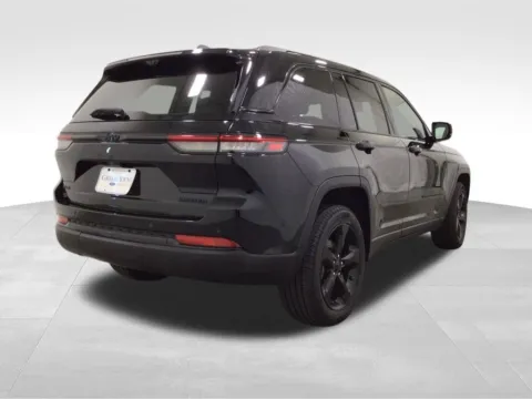 More photos of 2023 Jeep Grand Cherokee Limited at Gregg Young Hortonville Ford, WI