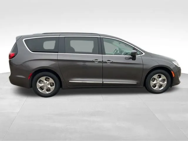 2019 Chrysler Pacifica Hybrid Touring L photo 2