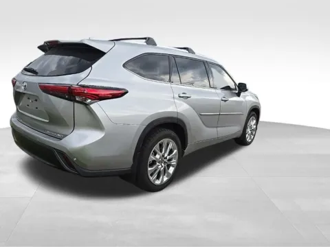 More photos of 2023 Toyota Highlander Limited at Gregg Young Toyota of Ottumwa, IA