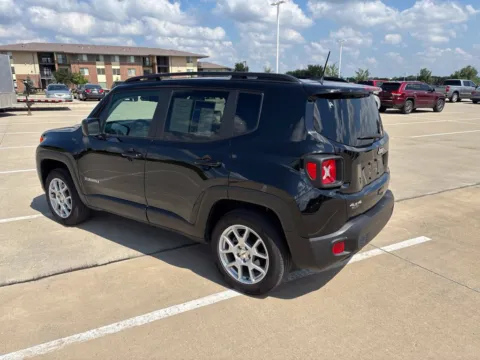 More photos of 2022 Jeep Renegade Latitude at Gregg Young Toyota of Ottumwa, IA