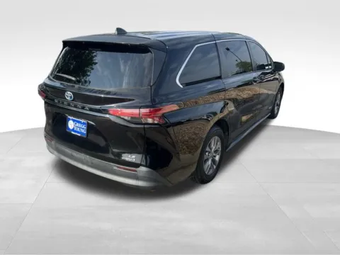 More photos of 2021 Toyota Sienna LE at Gregg Young Toyota of Ottumwa, IA