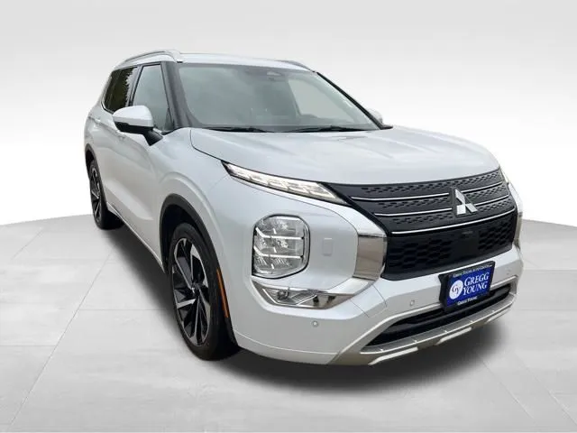 2023 Mitsubishi Outlander SEL photo 3