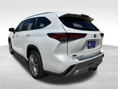 More photos of 2022 Toyota Highlander Hybrid Platinum at Gregg Young Toyota of Columbus, NE