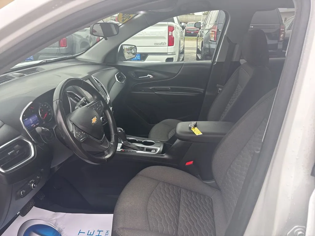 2020 Chevrolet Equinox LT photo 3