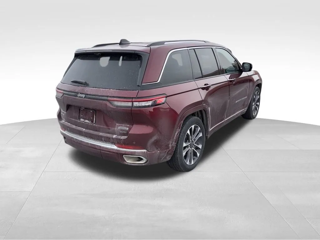 2023 Jeep Grand Cherokee Overland photo 2