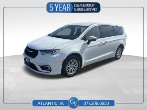 White 2023 Chrysler Pacifica Touring L for sale in Atlantic, IA