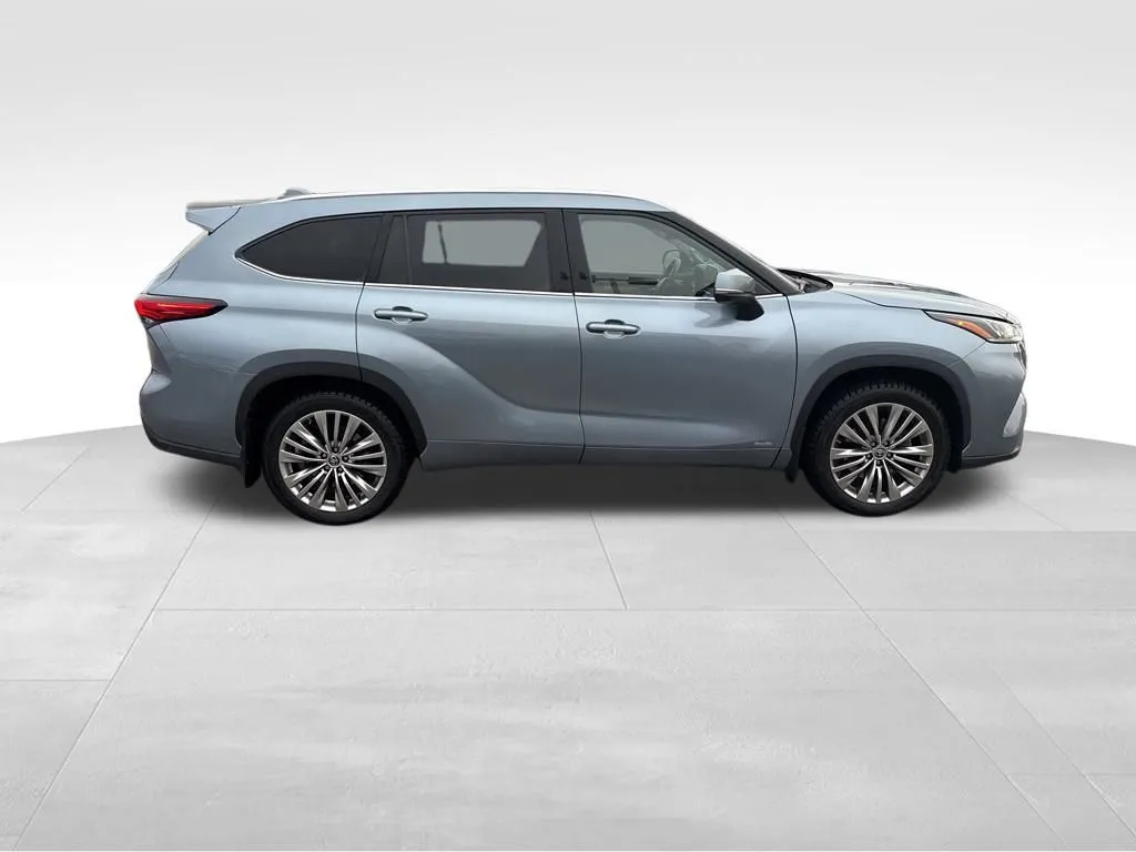 2022 Toyota Highlander Hybrid Platinum photo 3