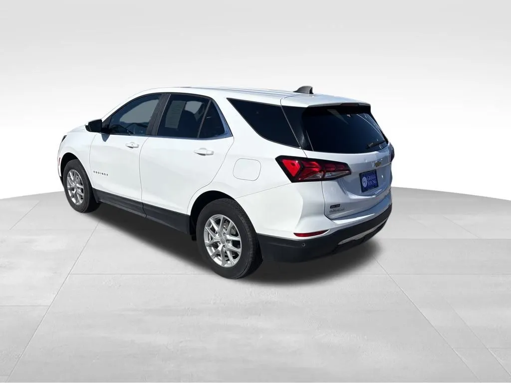 2024 Chevrolet Equinox LT photo 2