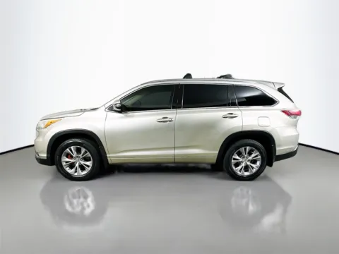 More photos of 2015 Toyota Highlander XLE V6 at CarLink Fort Myers, FL