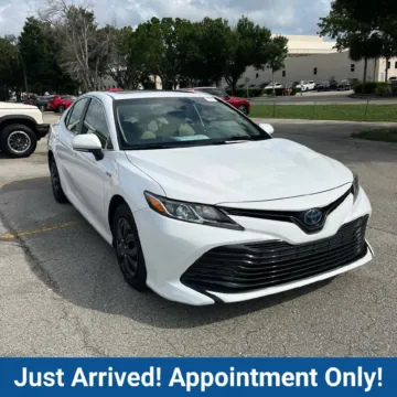 White 2018 Toyota Camry Hybrid LE for sale in Fort Myers, FL