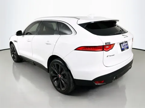 More photos of 2018 Jaguar F-PACE 35t at CarLink Fort Myers, FL