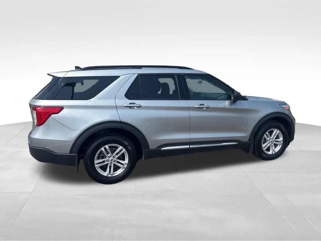 2023 Ford Explorer XLT photo 3