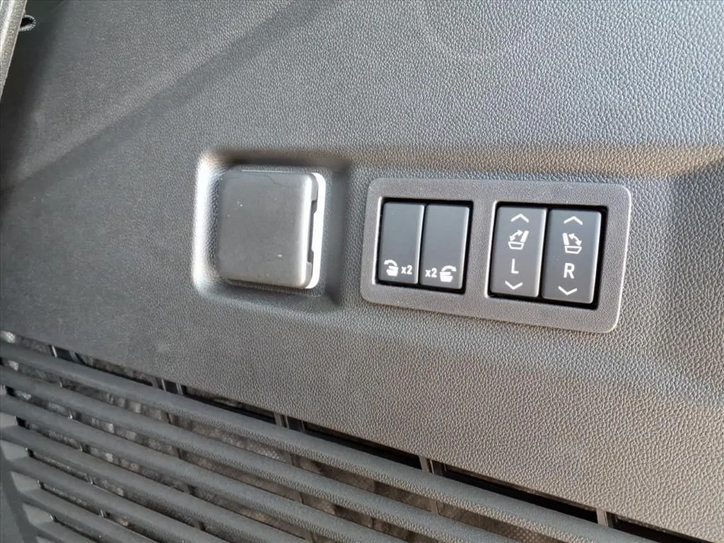 2025 Gmc Yukon Denali photo 3