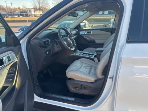 More photos of 2020 Ford Explorer Platinum at MAG Auto - Munsterman Automotive Group, MO