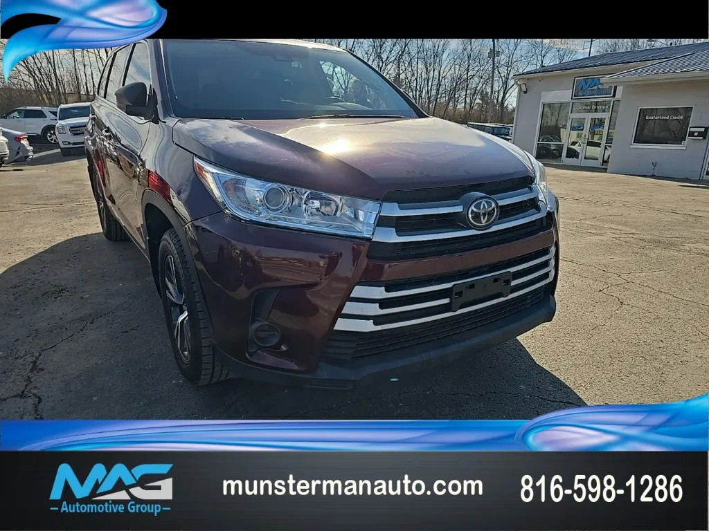 Red 2019 Toyota Highlander LE for sale in Blue Springs, MO