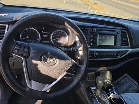 More photos of 2019 Toyota Highlander LE at MAG Auto - Munsterman Automotive Group, MO