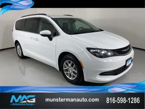 White 2020 Chrysler Voyager LXI for sale in Blue Springs, MO