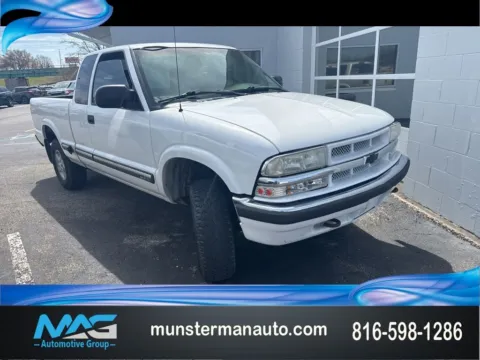 White 2003 Chevrolet S-10 LS for sale in Blue Springs, MO