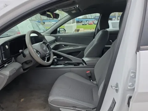 More photos of 2022 Hyundai Elantra SE at MAG Auto - Munsterman Automotive Group, MO