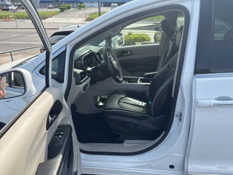 More photos of 2021 Chrysler Pacifica Hybrid Limited at MAG Auto - Munsterman Automotive Group, MO
