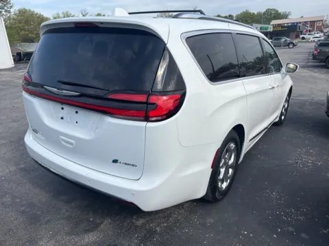 More photos of 2021 Chrysler Pacifica Hybrid Limited at MAG Auto - Munsterman Automotive Group, MO