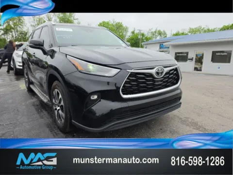 Black 2022 Toyota Highlander XLE for sale in Blue Springs, MO