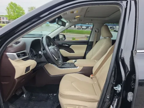 More photos of 2022 Toyota Highlander XLE at MAG Auto - Munsterman Automotive Group, MO