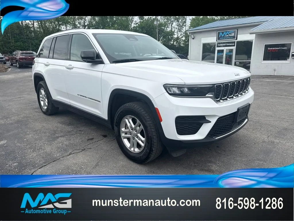White 2024 Jeep Grand Cherokee Laredo for sale in Blue Springs, MO