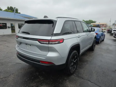 More photos of 2024 Jeep Grand Cherokee Altitude at MAG Auto - Munsterman Automotive Group, MO