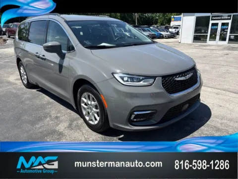 Gray 2022 Chrysler Pacifica Touring L for sale in Blue Springs, MO