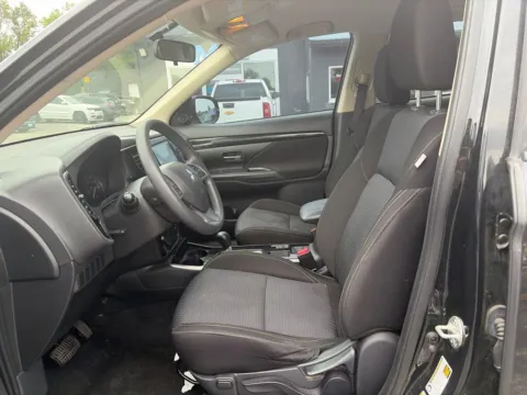 More photos of 2020 Mitsubishi Outlander ES at MAG Auto - Munsterman Automotive Group, MO