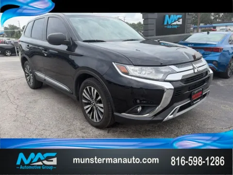 Black 2020 Mitsubishi Outlander ES for sale in Blue Springs, MO
