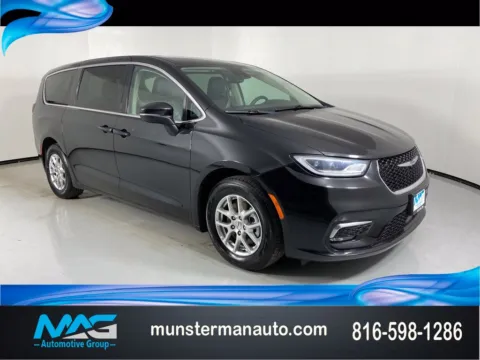 Black 2023 Chrysler Pacifica Touring L for sale in Blue Springs, MO