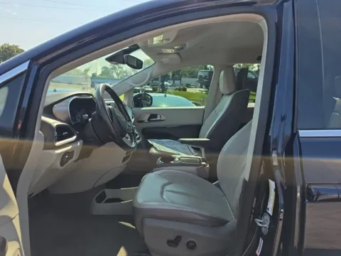 More photos of 2018 Chrysler Pacifica Touring L Plus at MAG Auto - Munsterman Automotive Group, MO