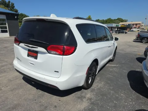 More photos of 2020 Chrysler Pacifica Launch Edition at MAG Auto - Munsterman Automotive Group, MO