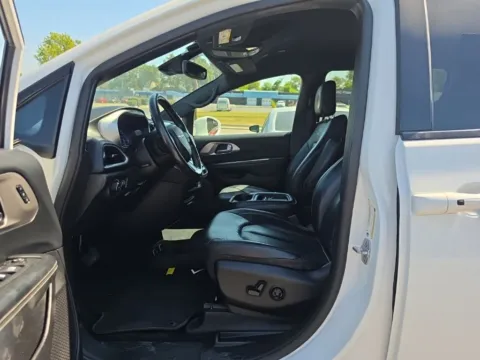 More photos of 2020 Chrysler Pacifica Launch Edition at MAG Auto - Munsterman Automotive Group, MO