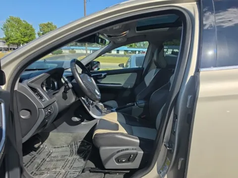 More photos of 2017 Volvo XC60 T6 Dynamic at MAG Auto - Munsterman Automotive Group, MO