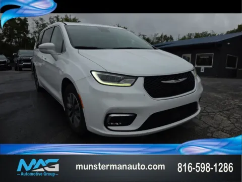 White 2022 Chrysler Pacifica Hybrid Touring L for sale in Blue Springs, MO