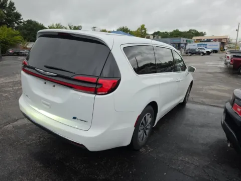 More photos of 2022 Chrysler Pacifica Hybrid Touring L at MAG Auto - Munsterman Automotive Group, MO