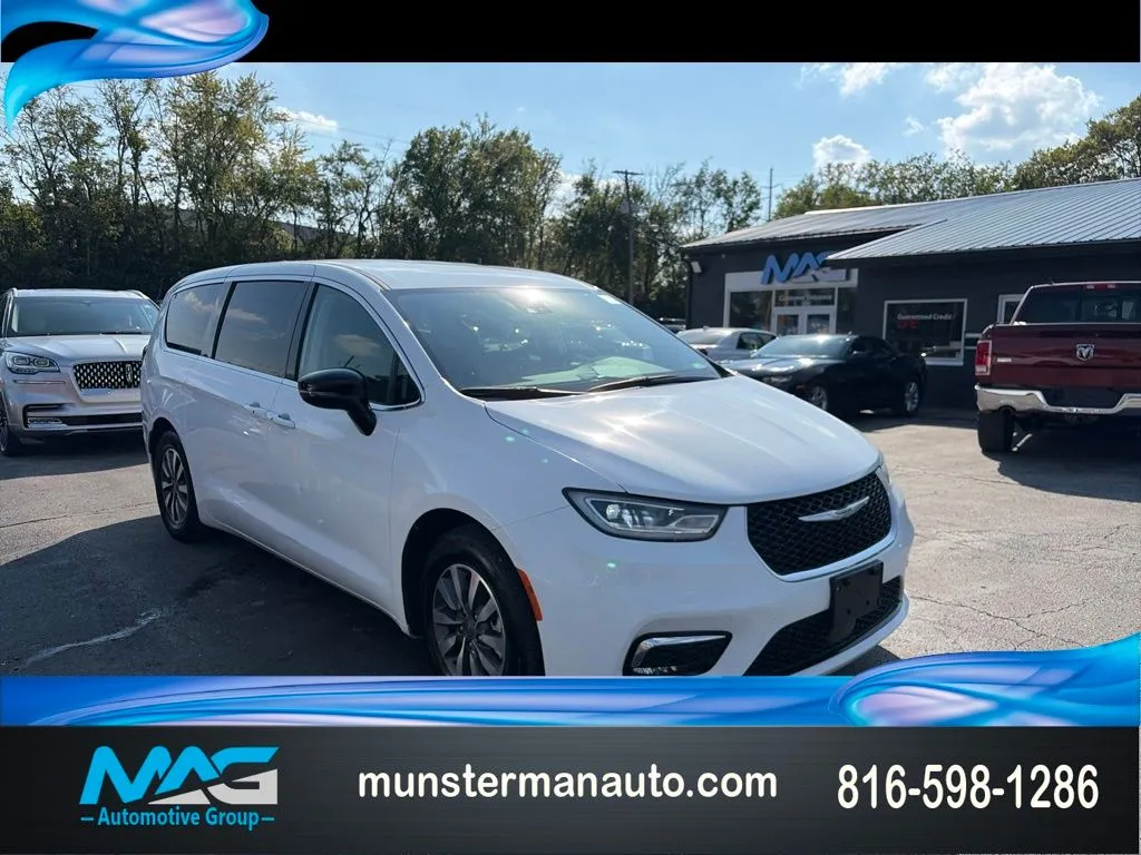 White 2024 Chrysler Pacifica Hybrid Select for sale in Blue Springs, MO