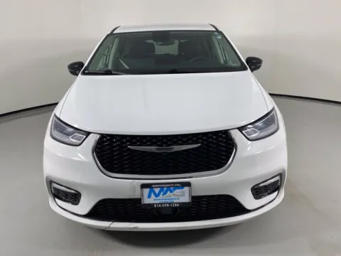 Photos of 2024 Chrysler Pacifica Hybrid Select for sale in Blue Springs, MO at MAG Auto - Munsterman Automotive Group