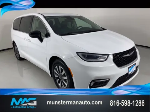 White 2024 Chrysler Pacifica Hybrid Select for sale in Blue Springs, MO