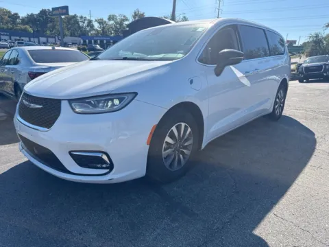 Photos of 2024 Chrysler Pacifica Hybrid Select for sale in Blue Springs, MO at MAG Auto - Munsterman Automotive Group
