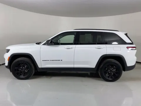 More photos of 2024 Jeep Grand Cherokee Altitude at MAG Auto - Munsterman Automotive Group, MO