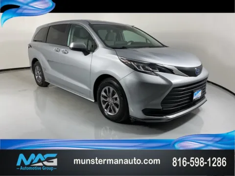 Silver 2023 Toyota Sienna LE for sale in Blue Springs, MO